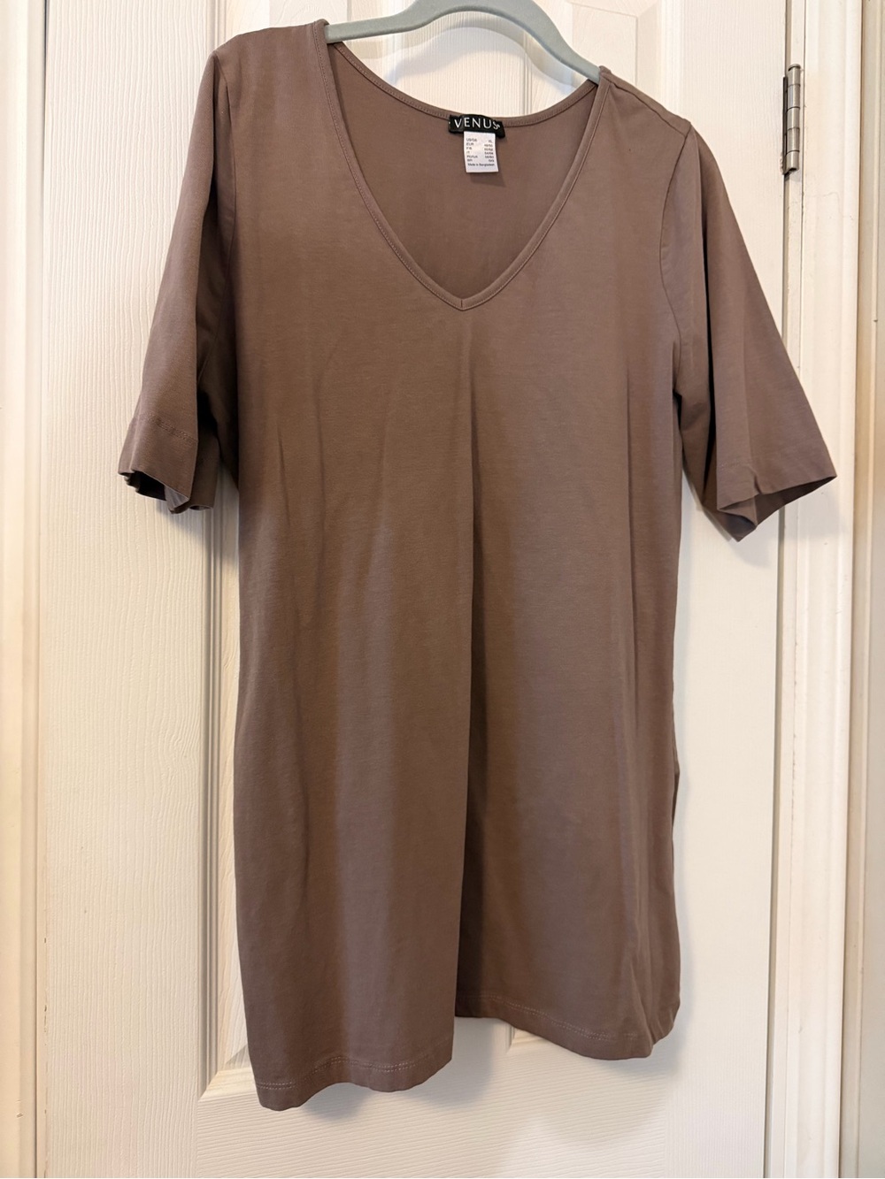 VENUS Short Sleeve V-Neck Tee in Taupe Brown